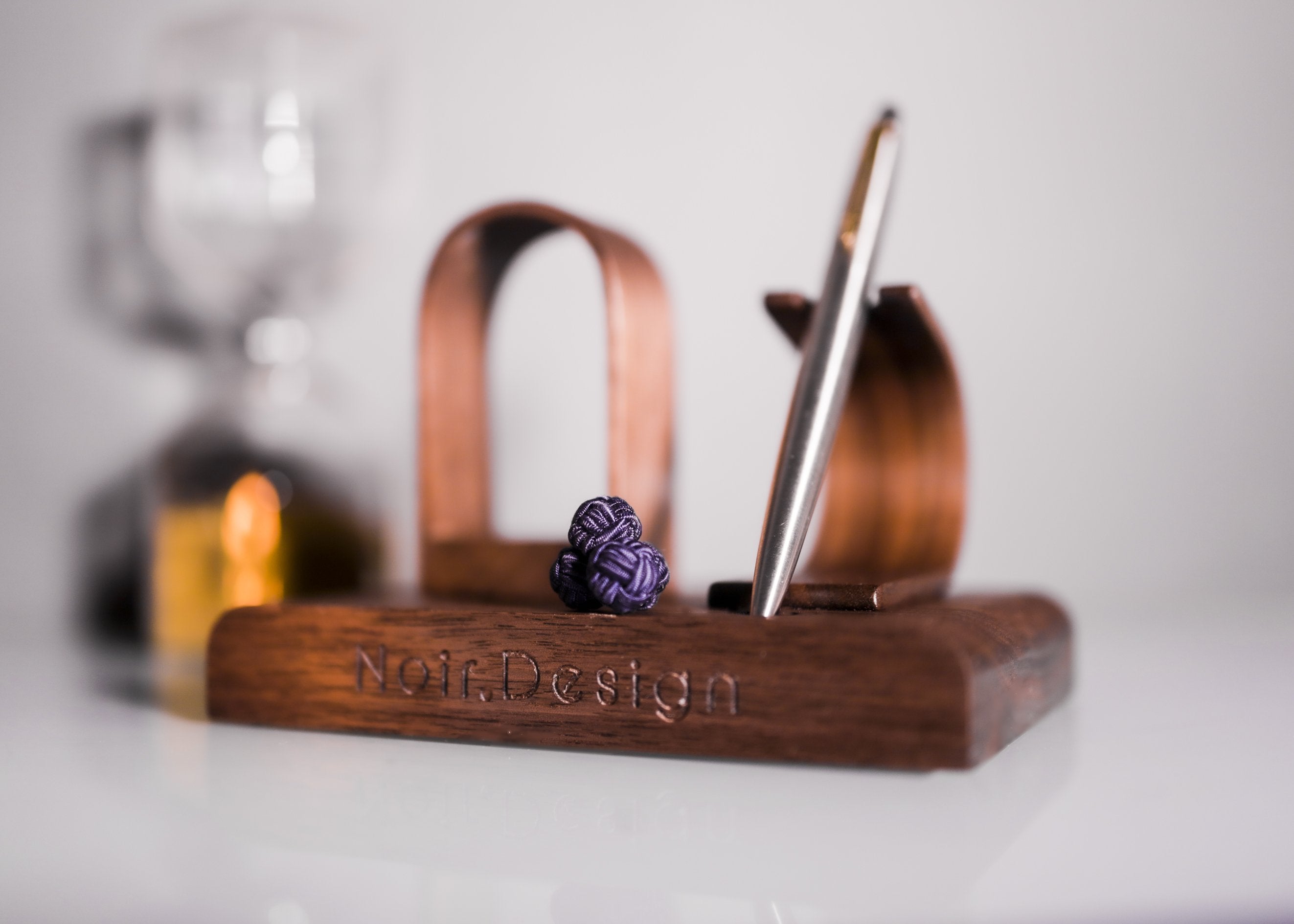 Noir.Design watch and pen stand